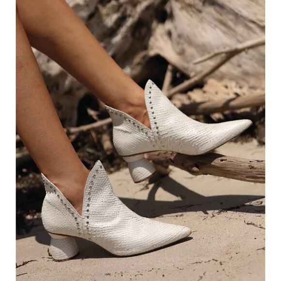 Vicson Jane Leather Silver Stud Pointed Toe Ankle Boots White Women's Size US 8 - Picture 2 of 10